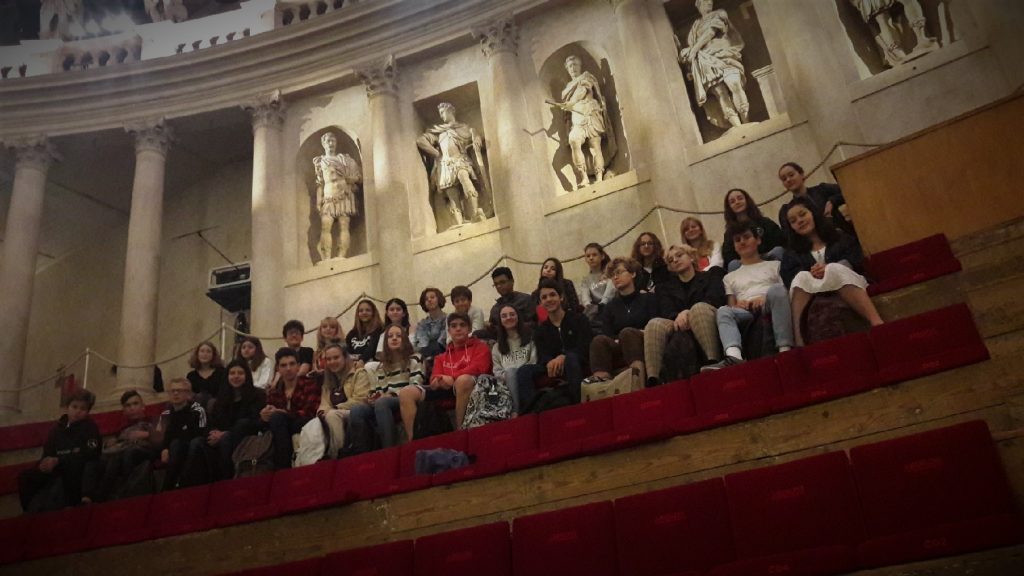 Photo de groupe au Théâtre Olympique