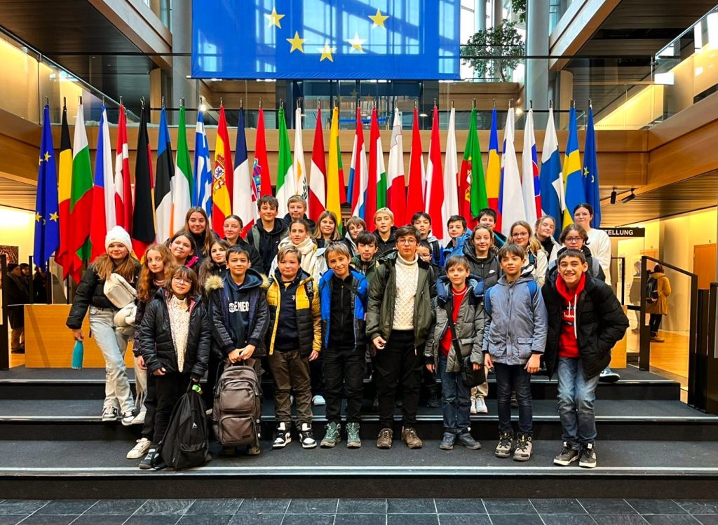 Parlement européen : photo de groupe devant les drapeaux.