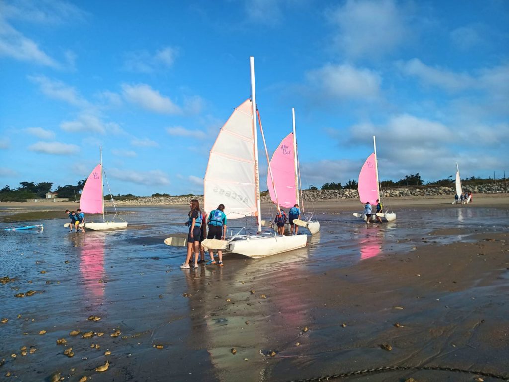 Cohésion à Oléron : voile et ciel bleu