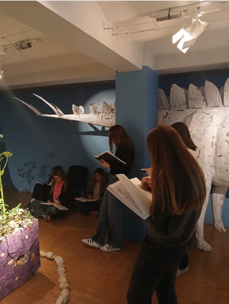 "Une nature de papier" : nos élèves en pleine séance de croquis.