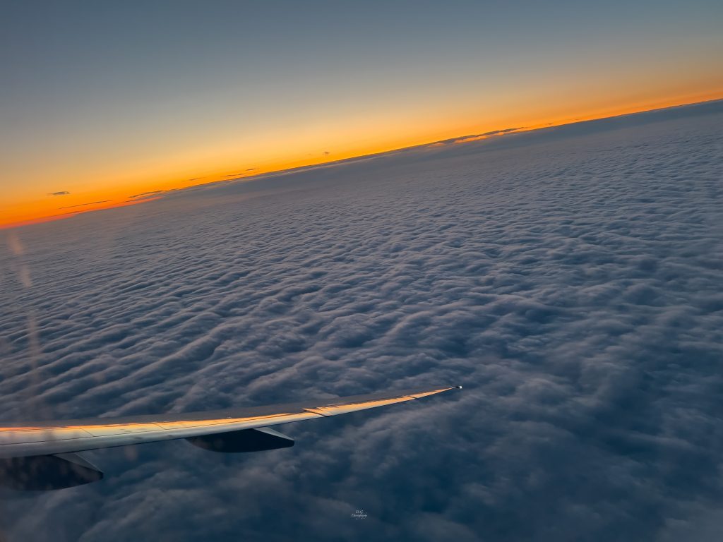 Au-dessus des nuages : coucher ou lever de soleil ?
