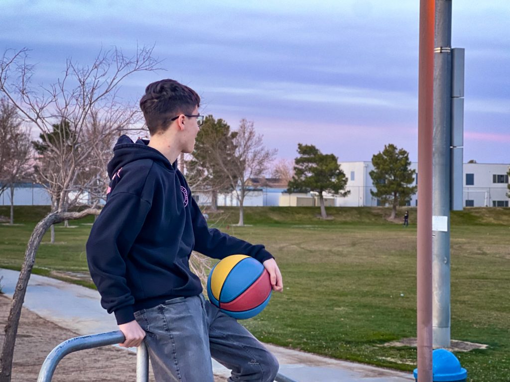 Jeune tenant un ballon