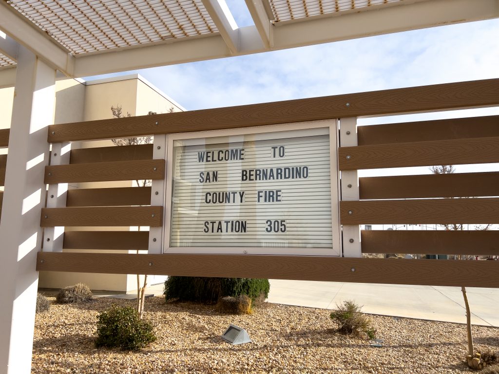 Panneau d'accueil de la caserne San Bernardino à Los Angeles