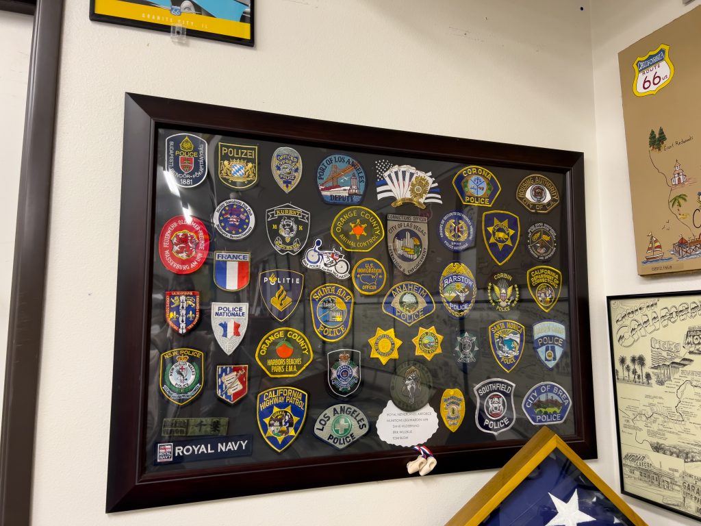 Vitrine d'écussons de police du monde entier, France y compris !