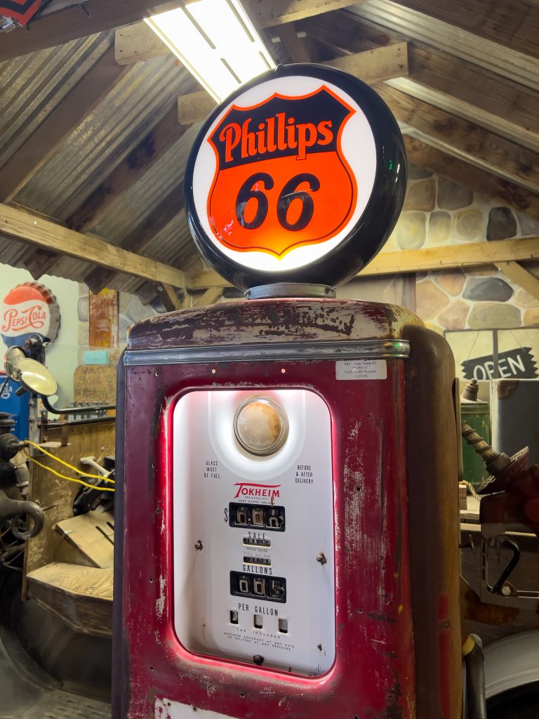 Ancienne pompe à essence et logo road 66