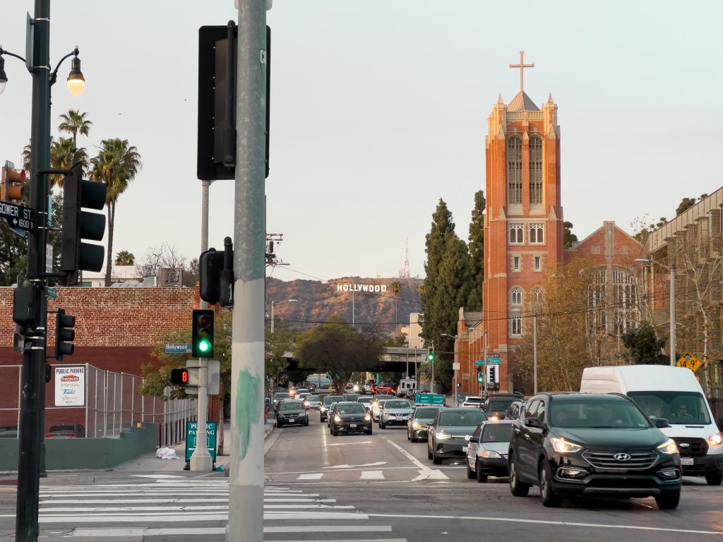 Circulation passant devant une église de Los Angeles