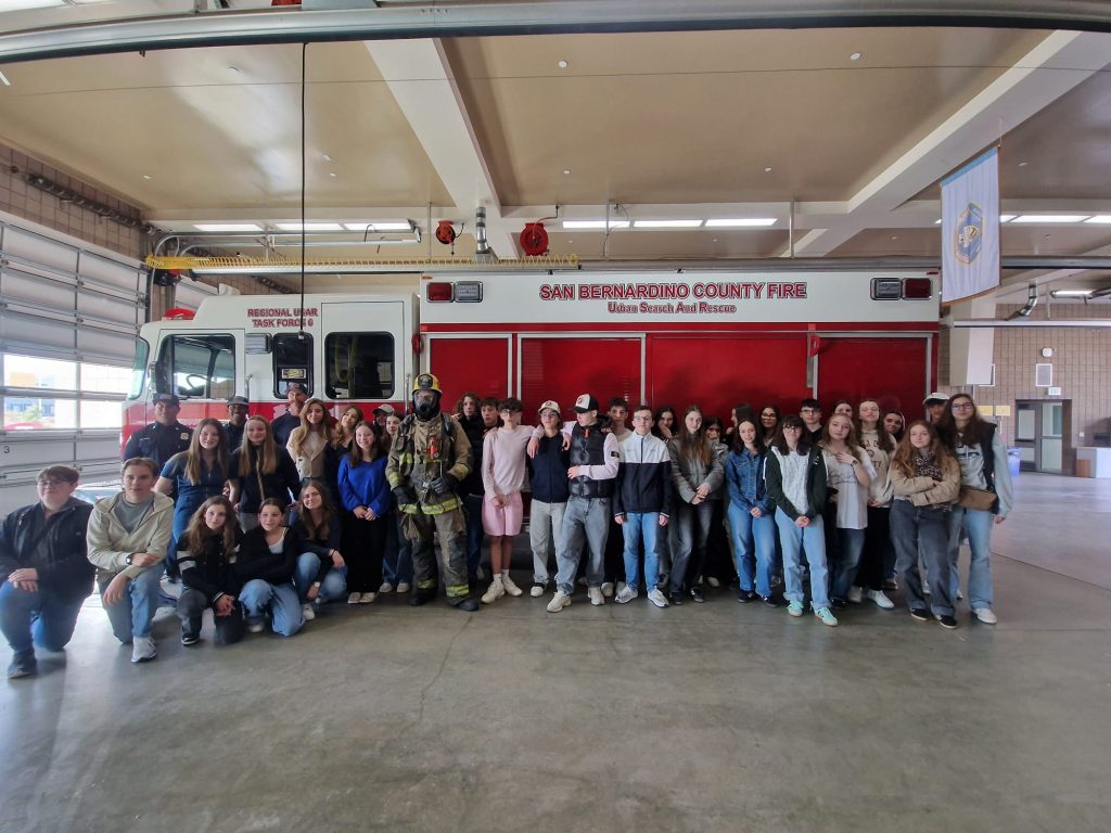 Photo de groupe devant le camion des pompiers, caserne San Bernardino, Los Angeles