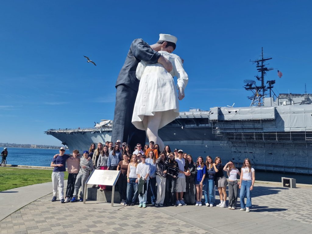 Photo de groupe devant le "Kissing couple" de San Diego