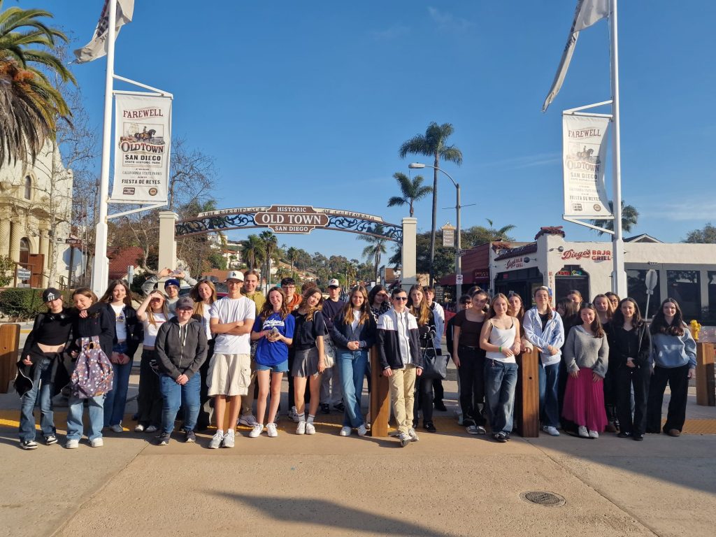 Groupe devant portique entrée "Old Town"