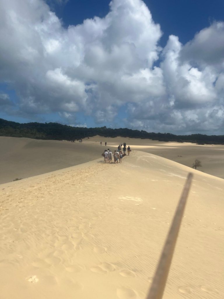 Gravir la dune pour redescendre en luge sur le sable