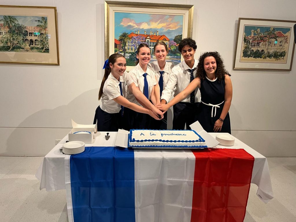 Découpage solennel du Gâteau aux couleurs de BGGS