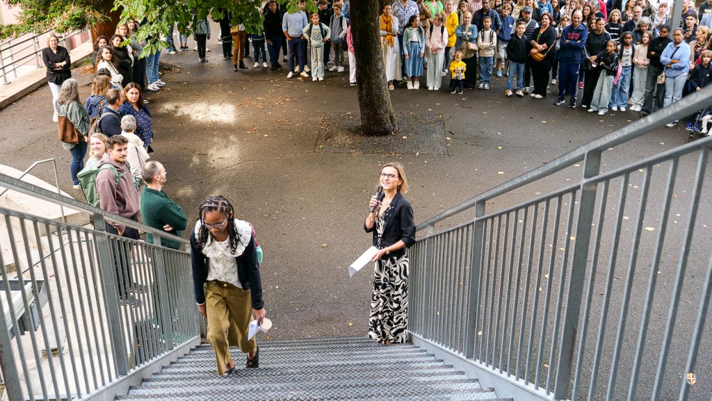 Rentrée 6ème : un à un les élèves montent les marchent pour rejoindre sa classe