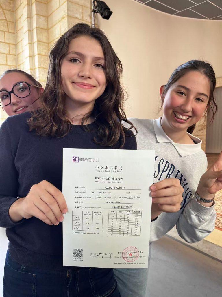 Montrer fièrement sa certification entourée des copines