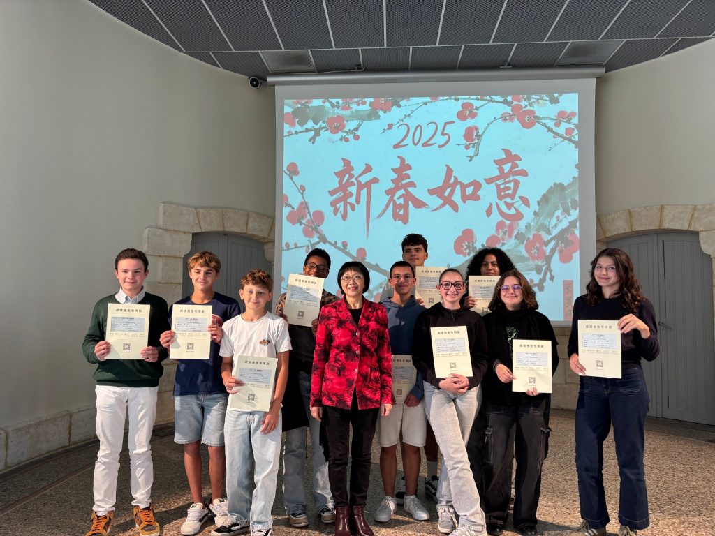 certification en main avec leur professeure