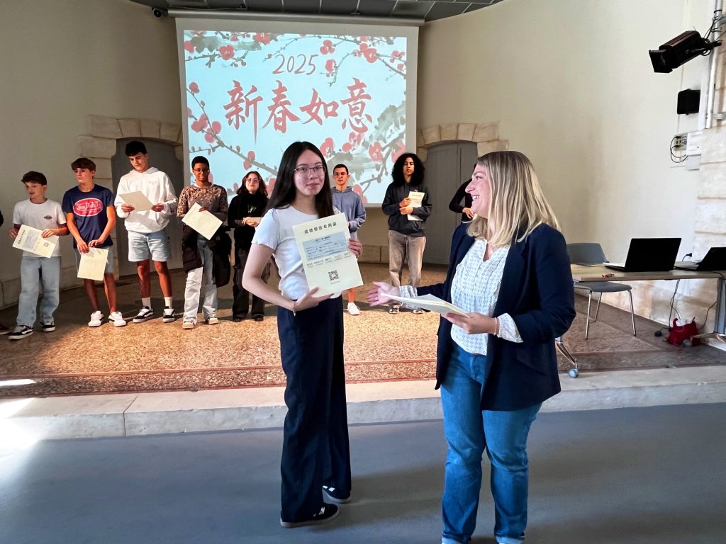 Mme CHABAUD remet la certification côté collège