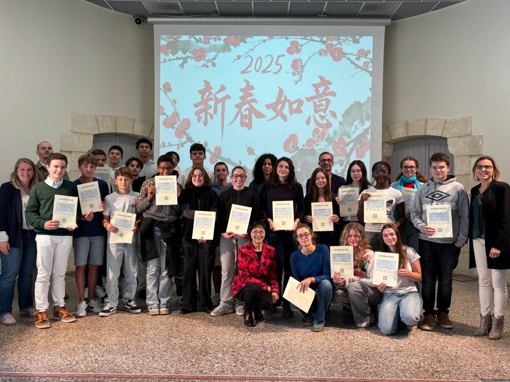 Nos élèves sont heureux de poser avec leur certificat