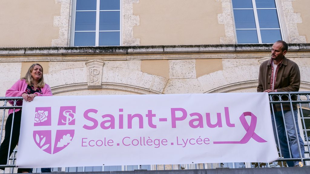 Installation de la banderole qui va rester tout le mois