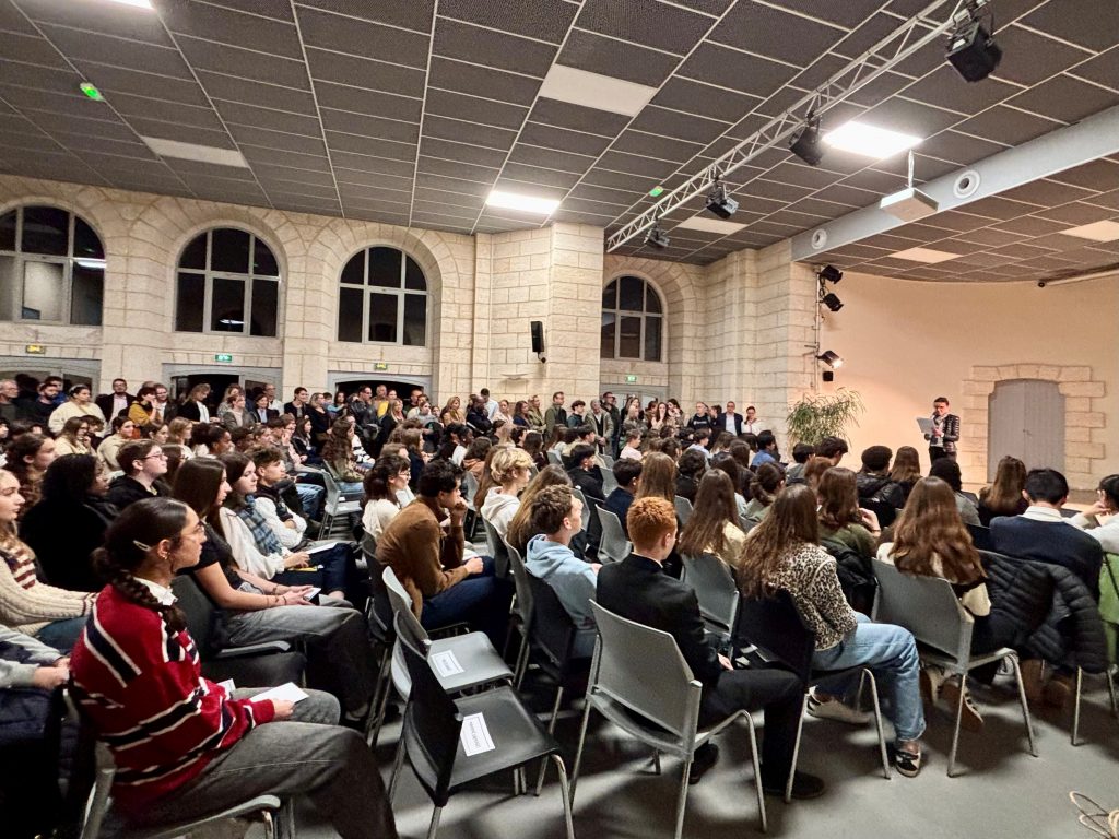Les élèves attendent avec impatience de recevoir leur Diplôme National du Brevet