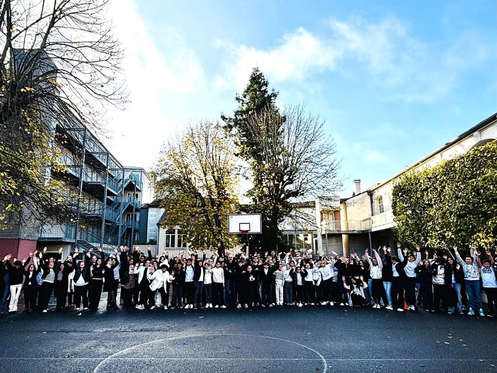 Photo de groupe en noir et blanc contre le harcèlement
