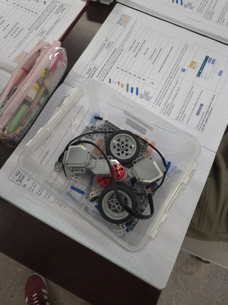 Sciences : les 6ème combinent scratch et Lego