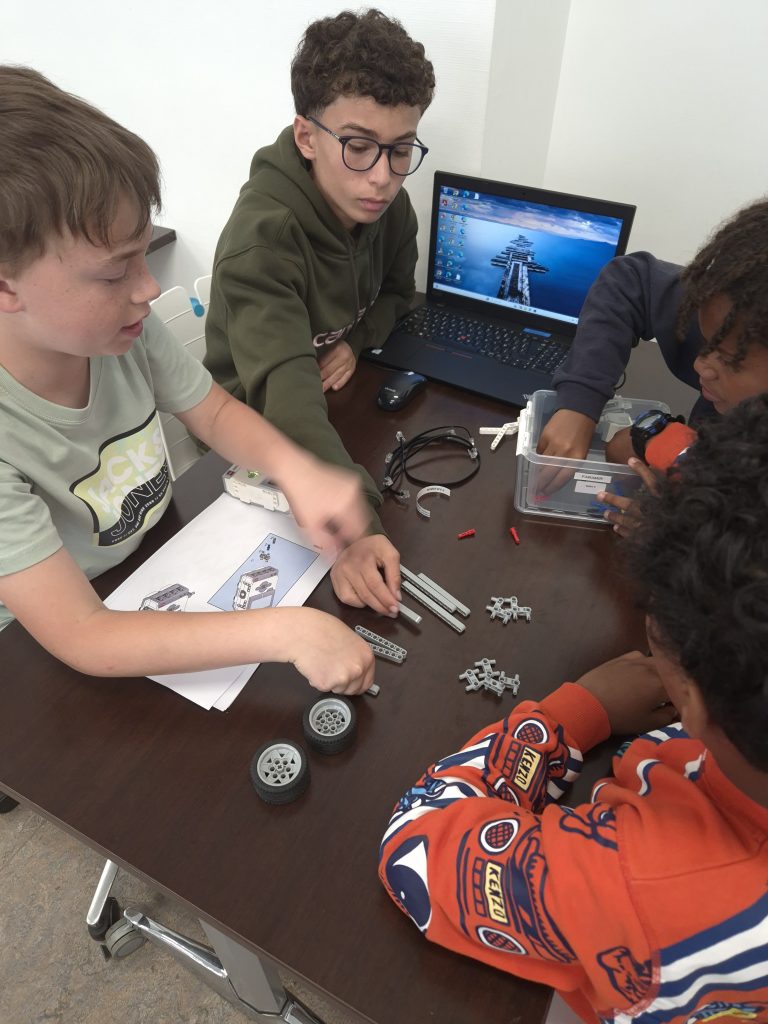 Sciences : les 6ème combinent scratch et Lego