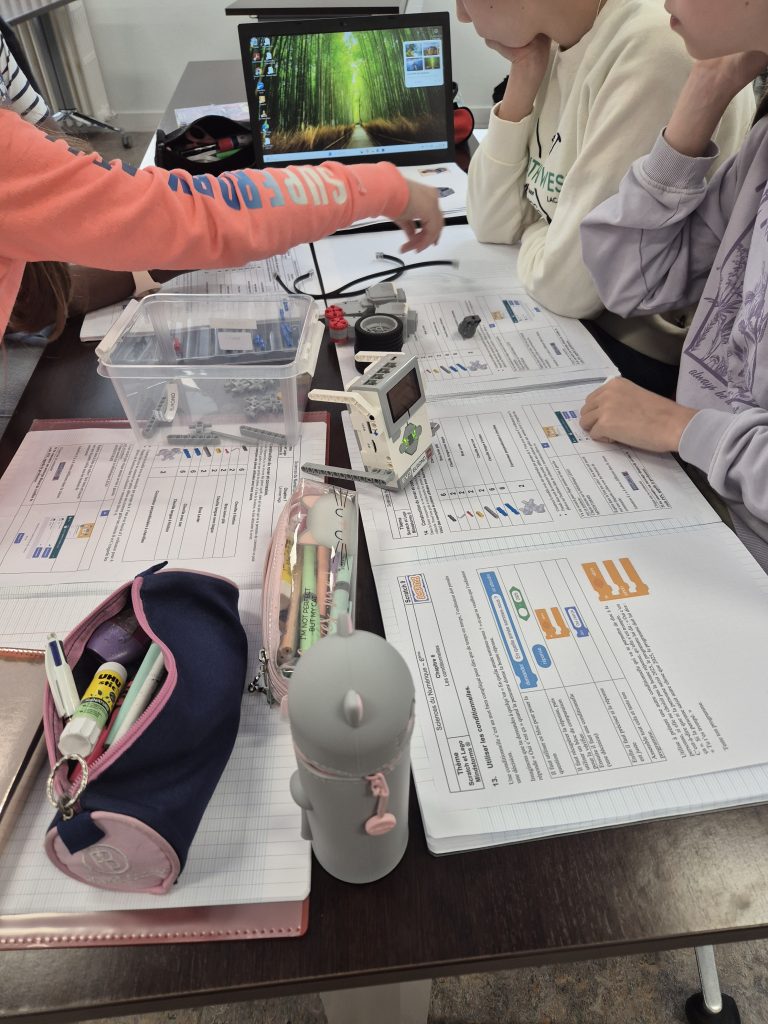 Sciences : les 6ème combinent scratch et Lego