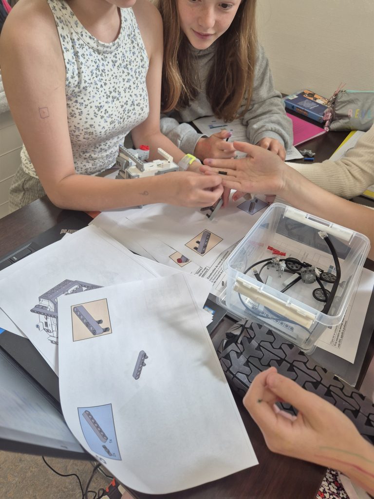 Sciences : les 6ème combinent scratch et Lego