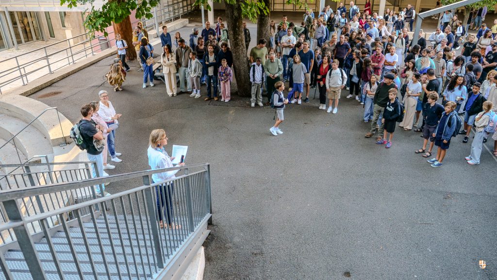 Mme EPAUD, cheffe d'établissement, accueille les nombreux parents venus accompagner leurs enfants pour la rentrée en 6ème